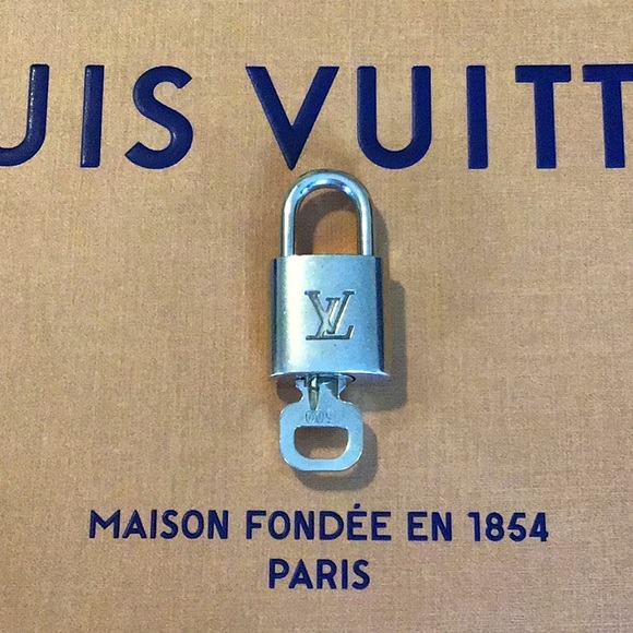 Louis Vuitton Lock & Key N.300 - Picture 2 of 4